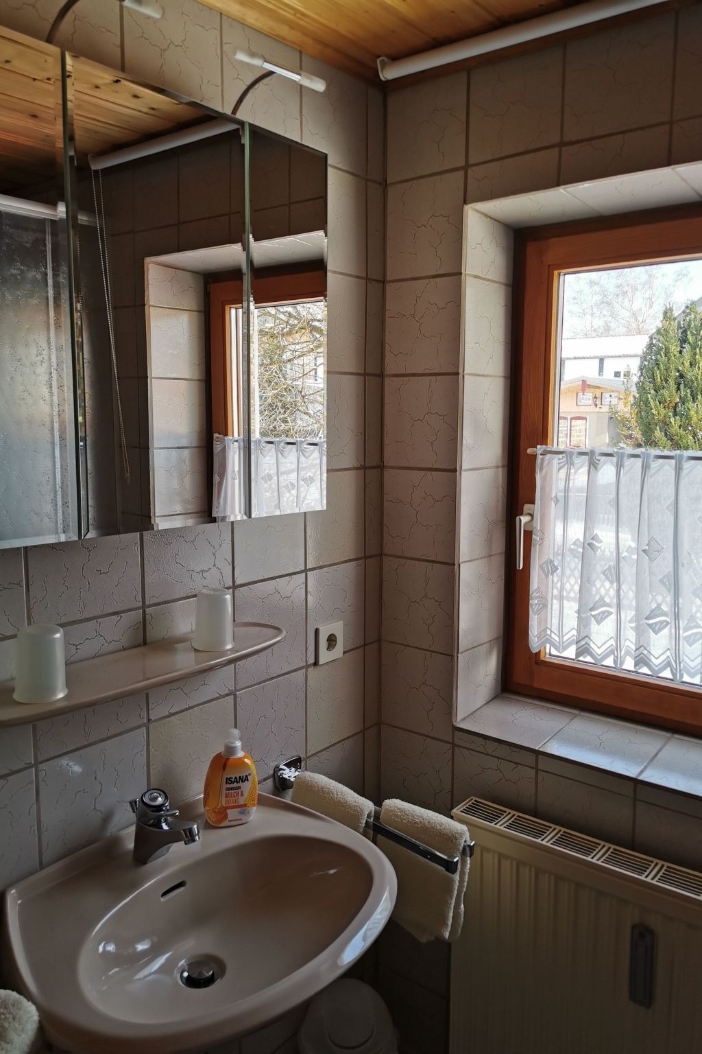 Mit komplett eingerichteter Küchenzeile im Wohnraum-Image-tags.info