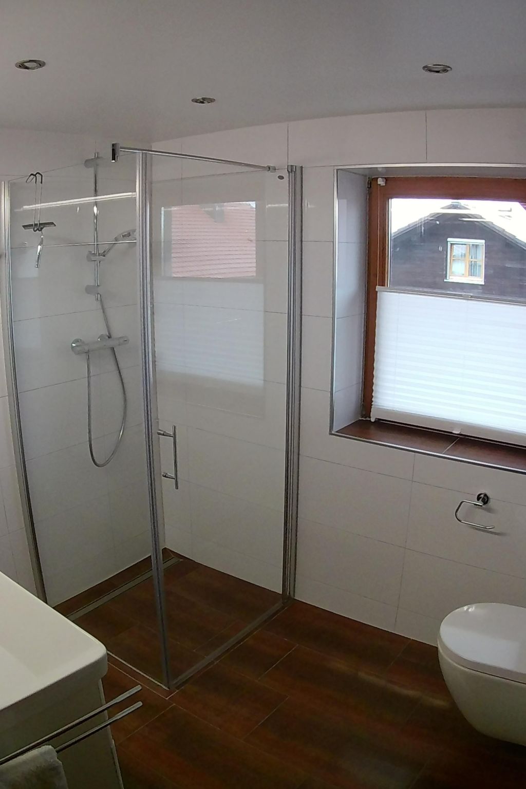 Mit komplett eingerichteter Küchenzeile im Wohnraum