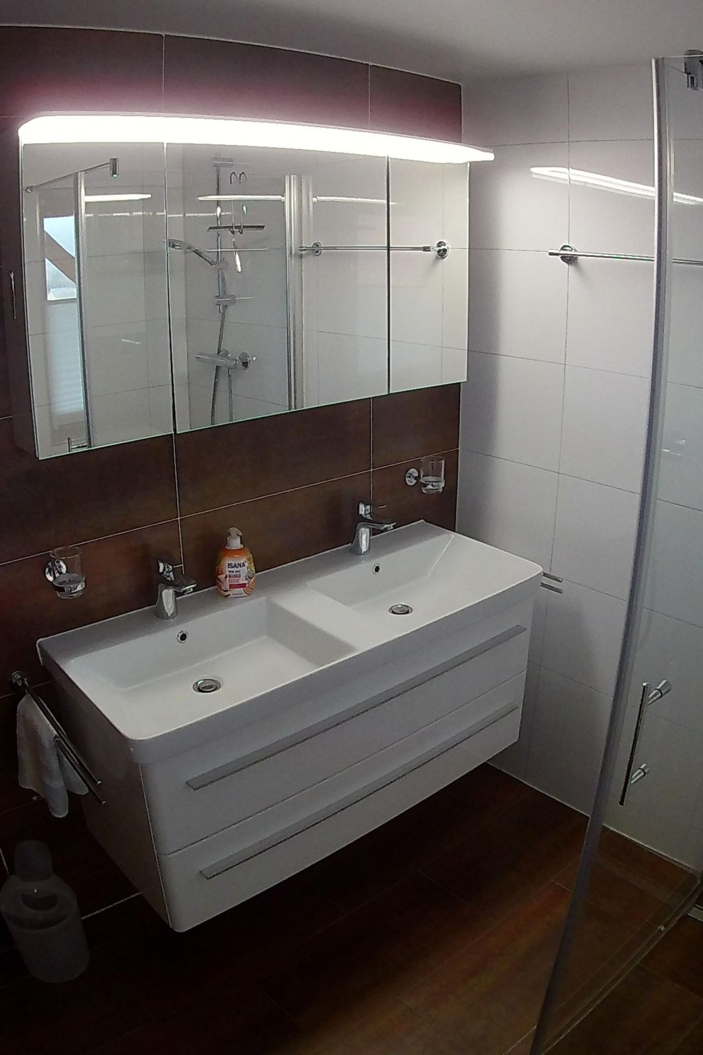 Mit komplett eingerichteter Küchenzeile im Wohnraum