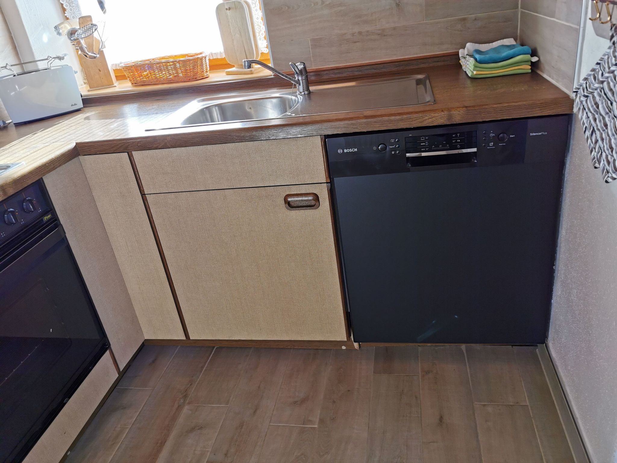 Mit komplett eingerichteter Küchenzeile im Wohnraum-Image-tags.info