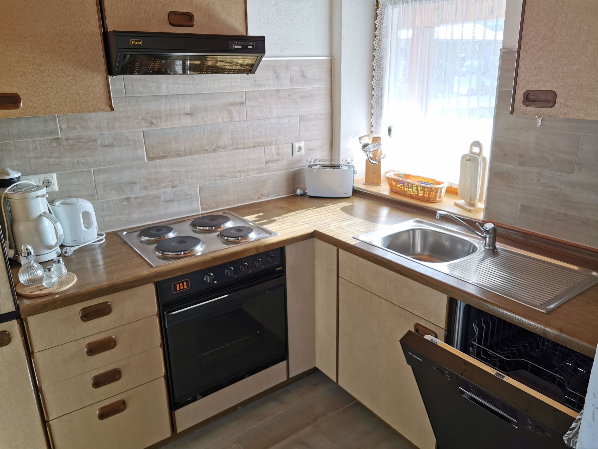 Mit komplett eingerichteter Küchenzeile im Wohnraum-Image-tags.info