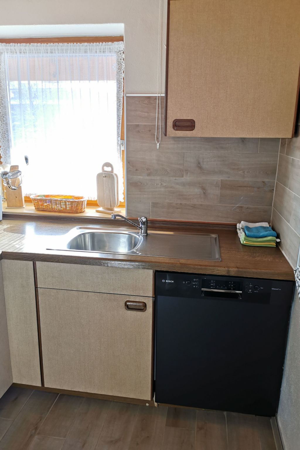 Mit komplett eingerichteter Küchenzeile im Wohnraum-Image-tags.info