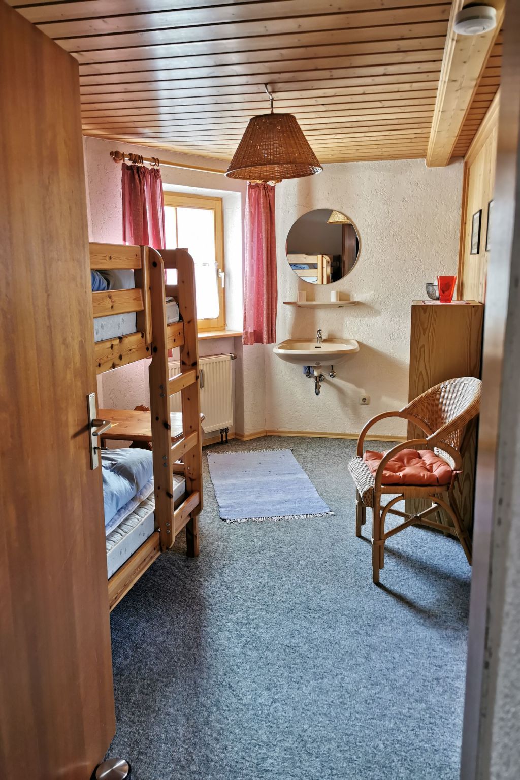 Mit komplett eingerichteter Küchenzeile im Wohnraum-Image-tags.info