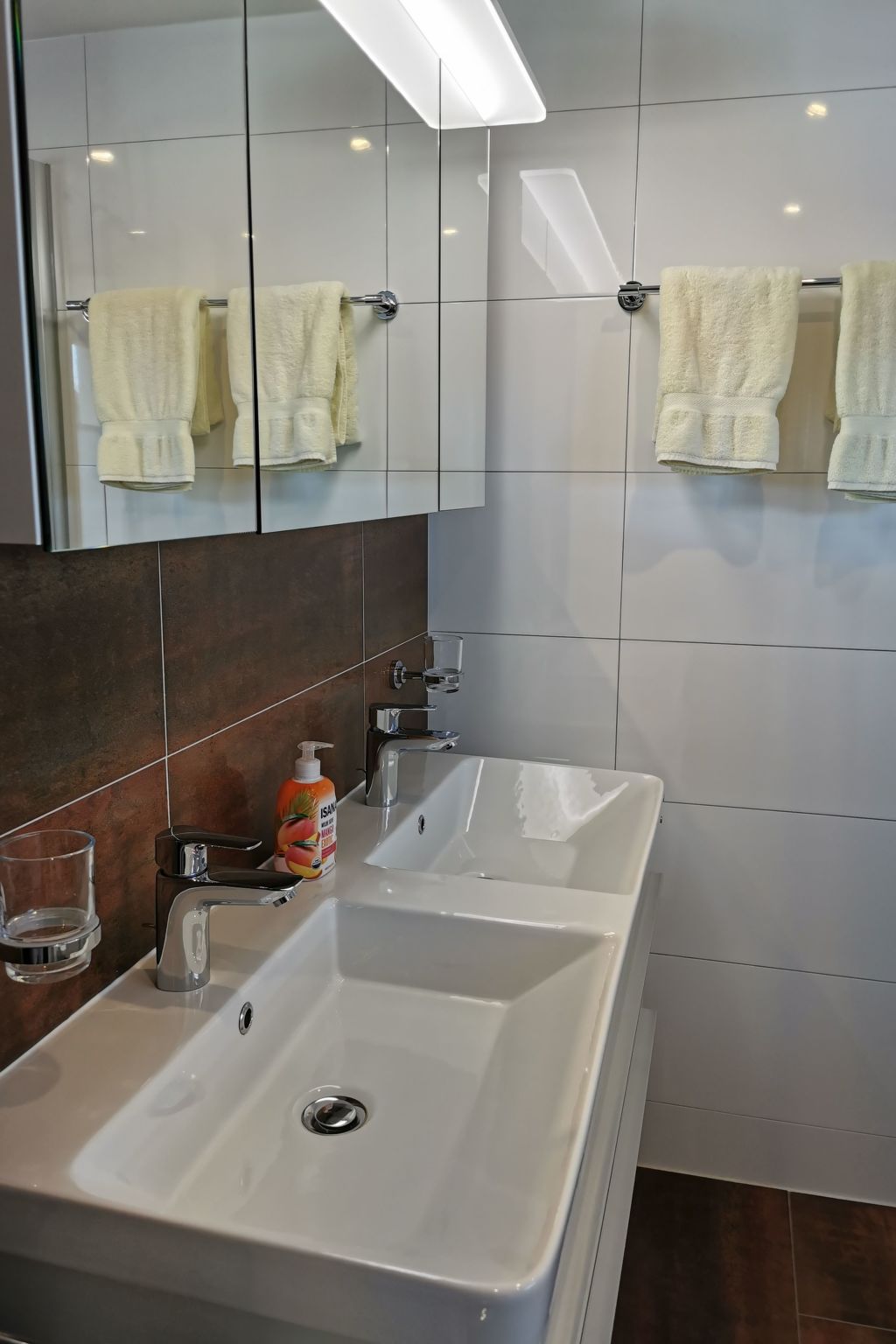 Mit komplett eingerichteter Küchenzeile im Wohnraum-Image-tags.info