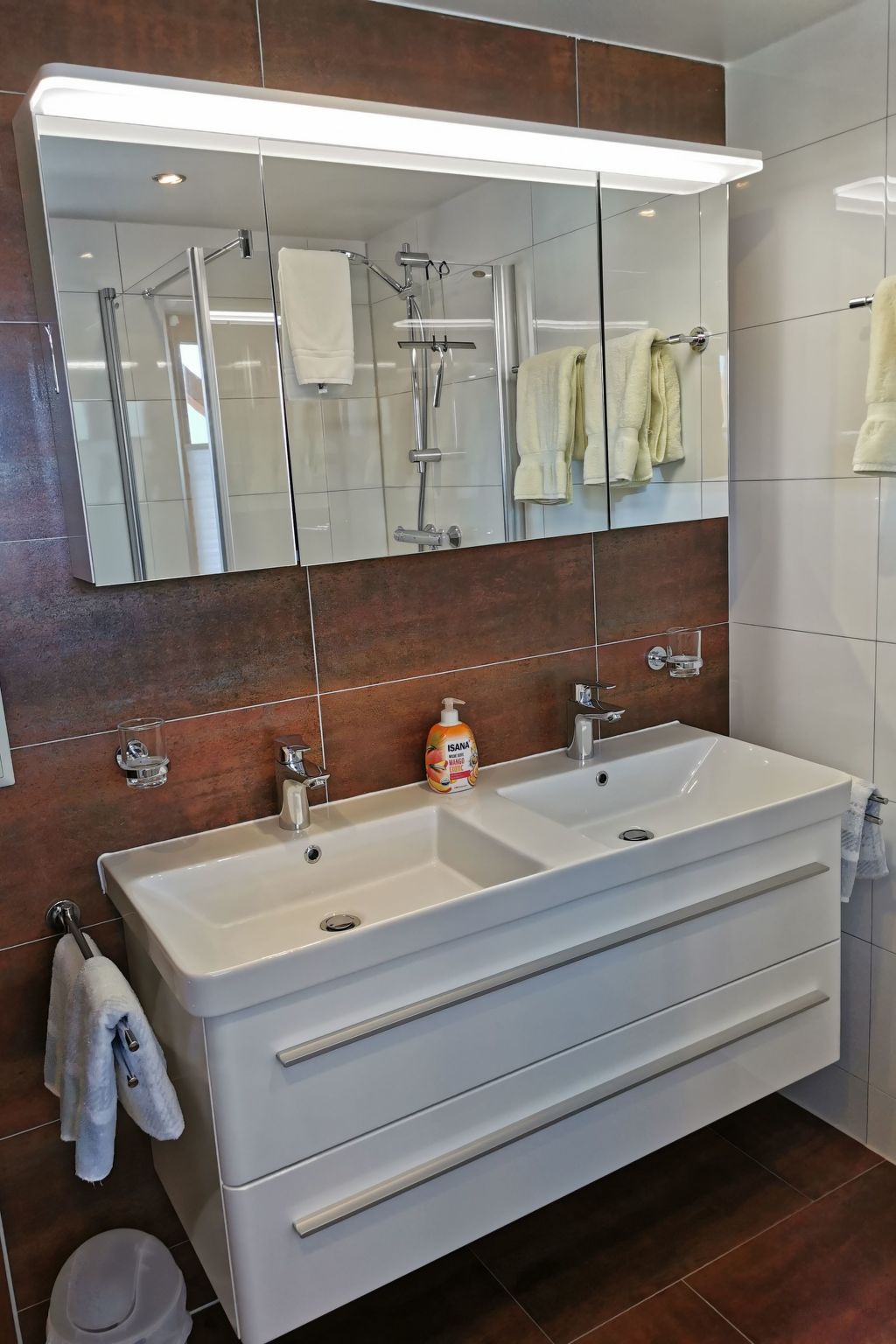 Mit komplett eingerichteter Küchenzeile im Wohnraum-Image-tags.info