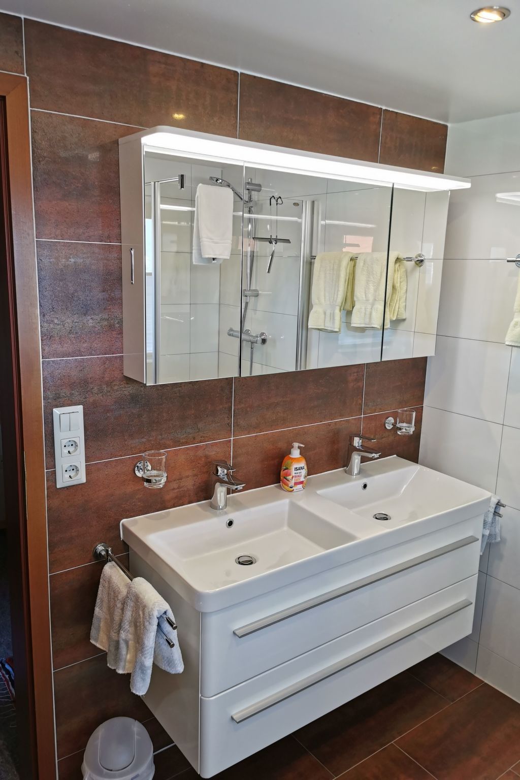 Mit komplett eingerichteter Küchenzeile im Wohnraum-Image-tags.info