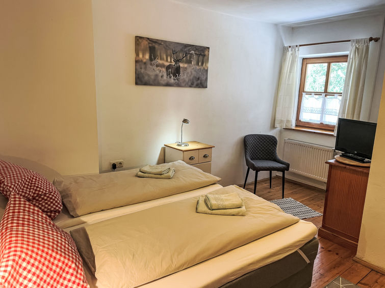 Huis 12-kamers 400 m2 op 2 verdiepingen. Gezellig ingericht: groot woon-/eetkamer met zwedenkachel en Sat-TV (Flatscreen TV). 1 kamer met 1 2-pers bed (180 cm, lengte 200 cm), douche/WC en Sat-TV (Fla..