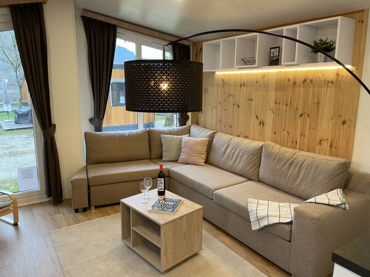 "Tiny Haus Tania", 3-kamers mobilhome 48 m2. Comfortabel ingericht: woon-/slaapkamer met 1 2-pers divanbed (160 cm, lengte 200 cm), zwedenkachel (alleen decoratie), Sat-TV en air-conditioning. Uitgang..