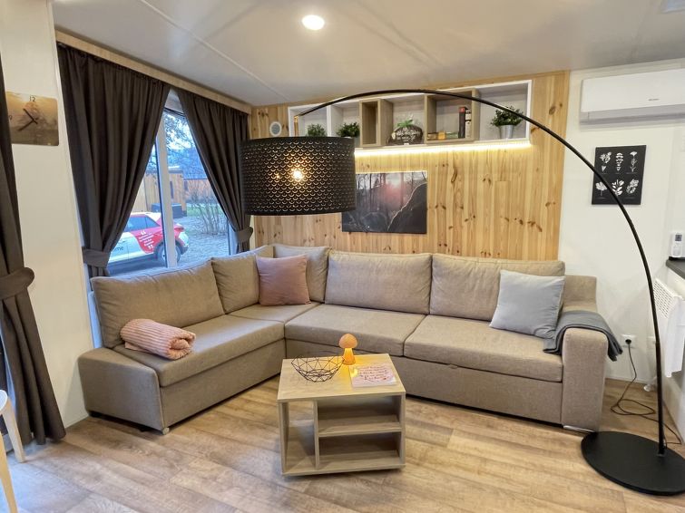 "Tiny Haus Franzl", 3-kamers mobilhome 52 m2. Het objekt is geschikt voor 2 volwassenen + 4 kinderen. Comfortabel ingericht: woon-/slaapkamer met 1 2-pers divanbed (120 cm, lengte 160 cm), zwedenkache..