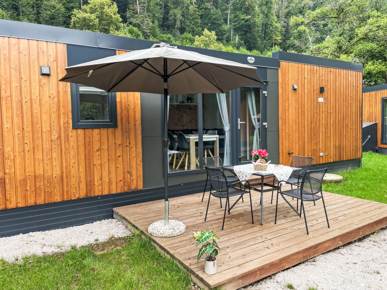 "Tiny Haus Family-Home", 3-kamers mobilhome 32 m2. Gezellig ingericht: woon-/slaapkamer met 1 divanbed (120 cm, lengte 170 cm), eettafel en Sat-TV (Flatscreen TV). Uitgang naar het terras. 1 kamer met..