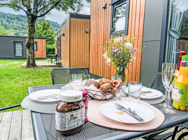 "Tiny Haus Weltenburg", 3-kamers mobilhome 32 m2. Gezellig ingericht: woon-/slaapkamer met (120 cm, lengte 170 cm), Sat-TV. Uitgang naar het terras. 1 kamer met 1 2-pers bed (140 cm, lengte 190 cm). 1..