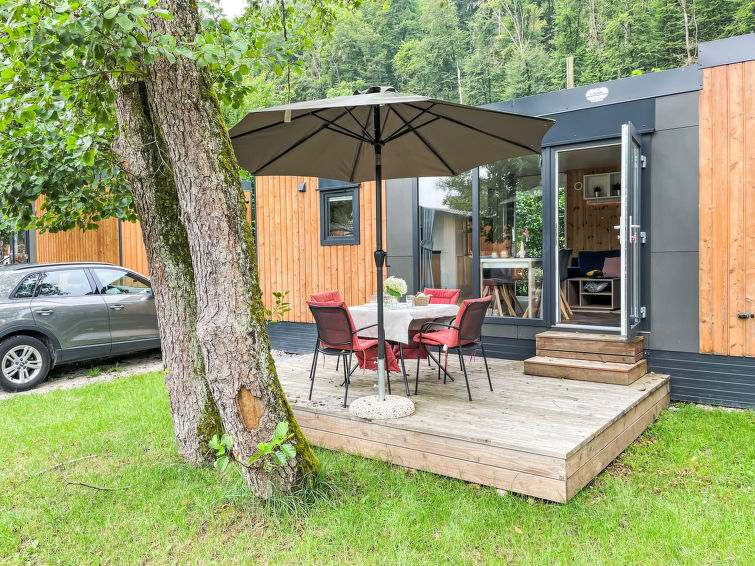 "Tiny Haus Bavaria", 3-kamers mobilhome 32 m2. Gezellig ingericht: woon-/slaapkamer met (120 cm, lengte 170 cm), Sat-TV. Uitgang naar het terras. 1 kamer met 1 2-pers bed (140 cm, lengte 200 cm). 1 ka..