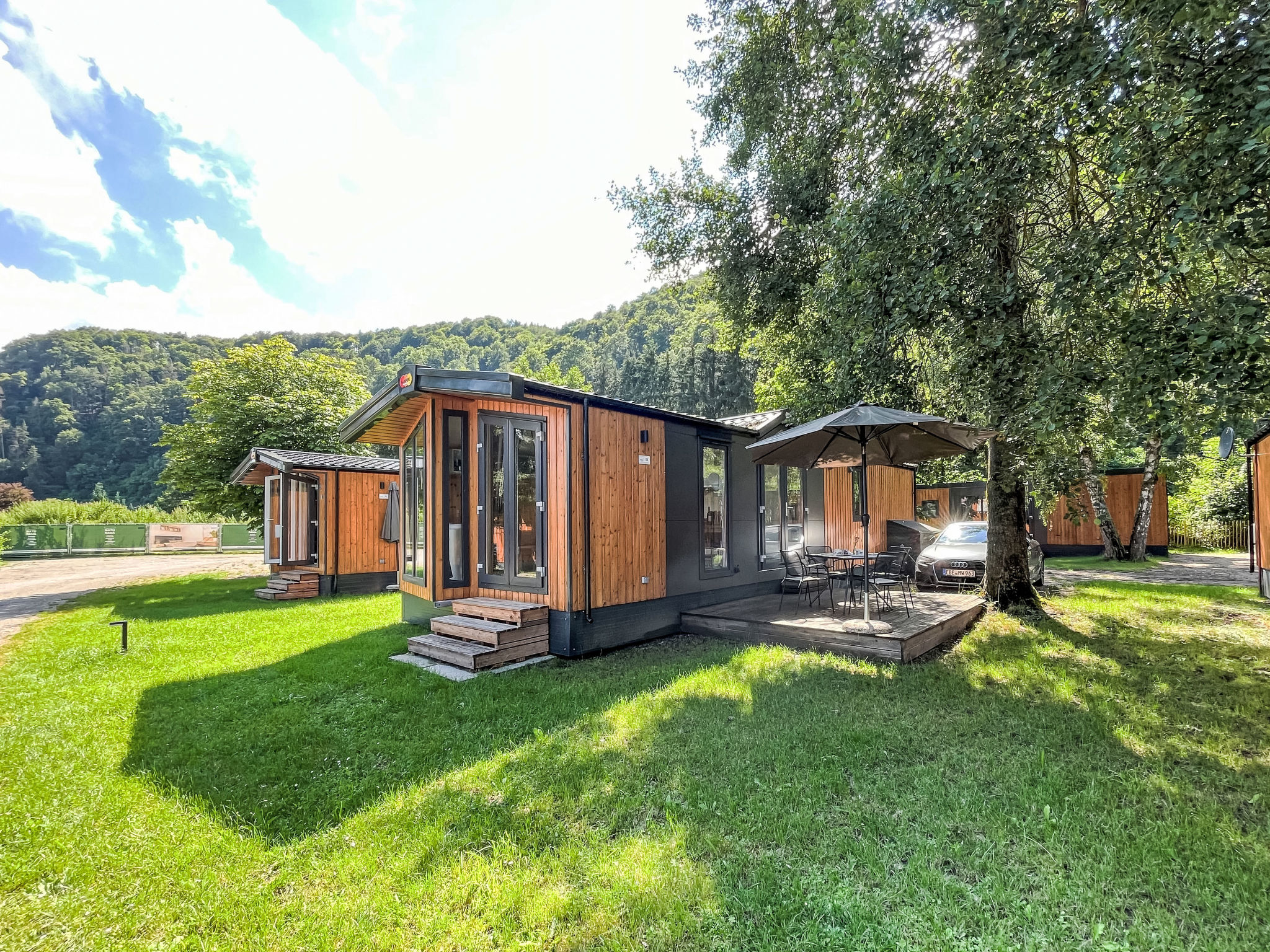 "Tiny Haus Drei Burgen", 3-kamers mobilhome 48 m2. Comfortabel ingericht: woon-/slaapkamer met 1 2-pers divanbed (160 cm, lengte 200 cm), zwedenkachel (alleen decoratie), Sat-TV en air-conditioning. U..
