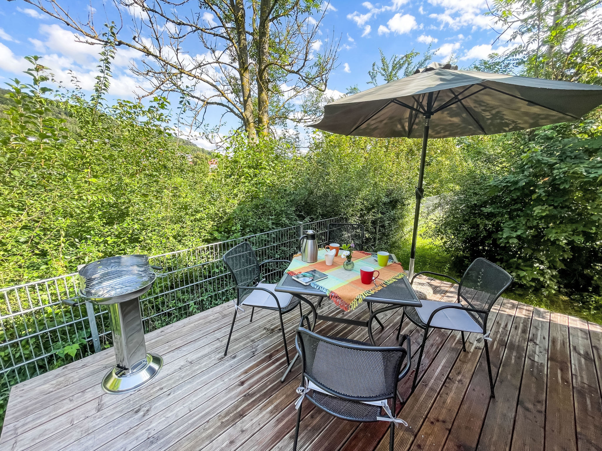 "Tiny Haus Donaublick", 3-kamers mobilhome 48 m2. Comfortabel ingericht: woon-/slaapkamer met 1 2-pers divanbed (160 cm, lengte 200 cm), zwedenkachel (alleen decoratie), Sat-TV en air-conditioning. Ui..