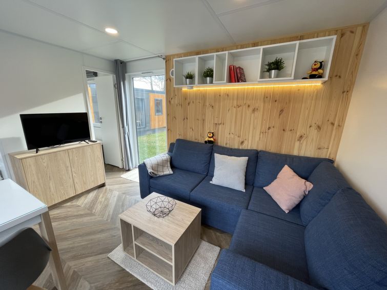 "Tiny Haus Anellie", 3-kamers mobilhome 32 m2. Gezellig ingericht: woon-/slaapkamer met (120 cm, lengte 170 cm), Sat-TV. Uitgang naar het terras. 1 kamer met 1 2-pers bed (140 cm, lengte 200 cm). 1 ka..