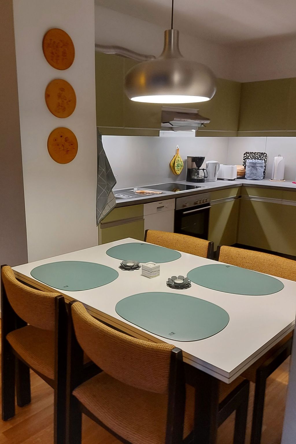 Große Wohnung in Gleislhof mit Möbliertem Balkon-Binnen