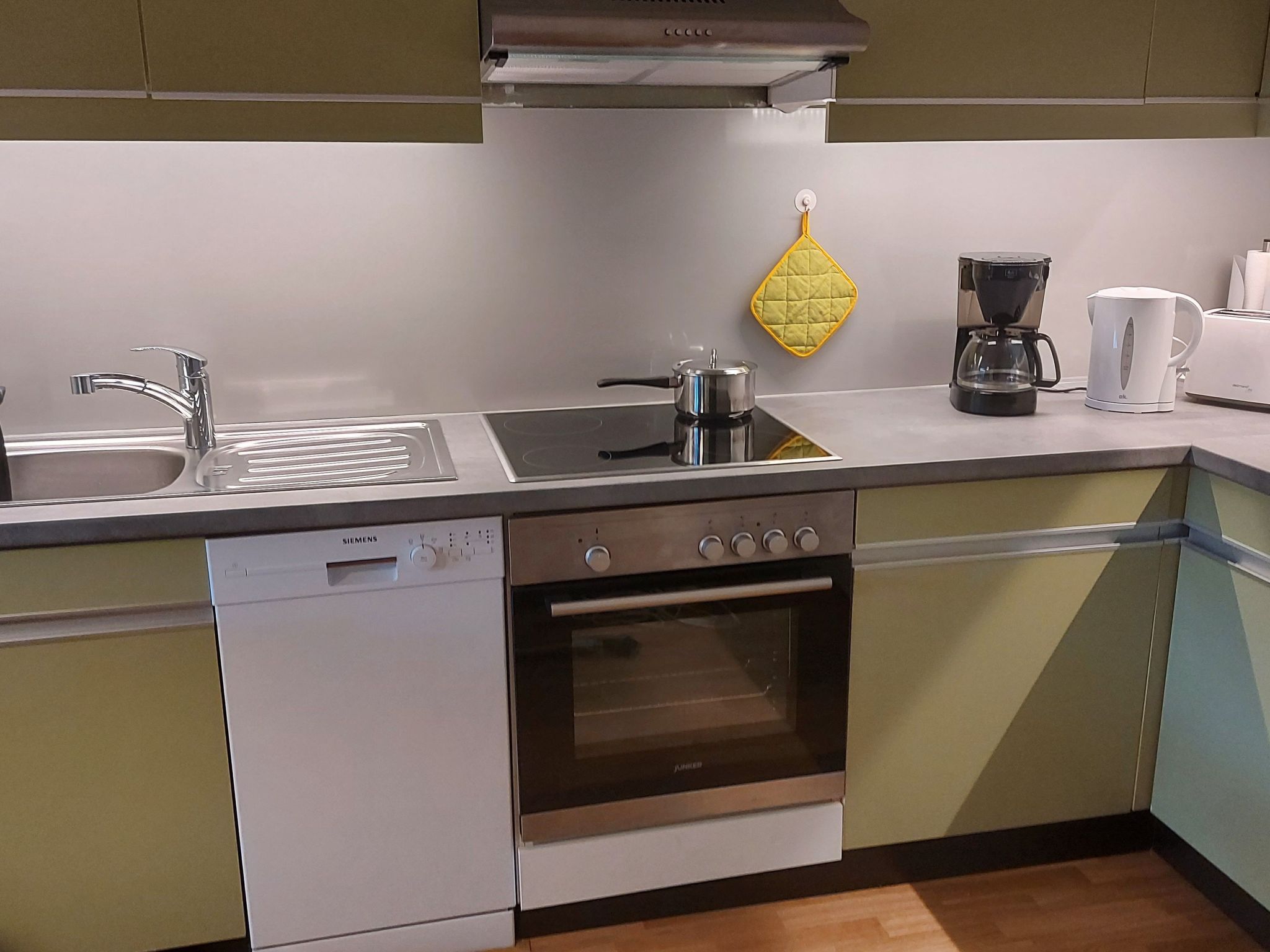 Große Wohnung in Gleislhof mit Möbliertem Balkon-Binnen