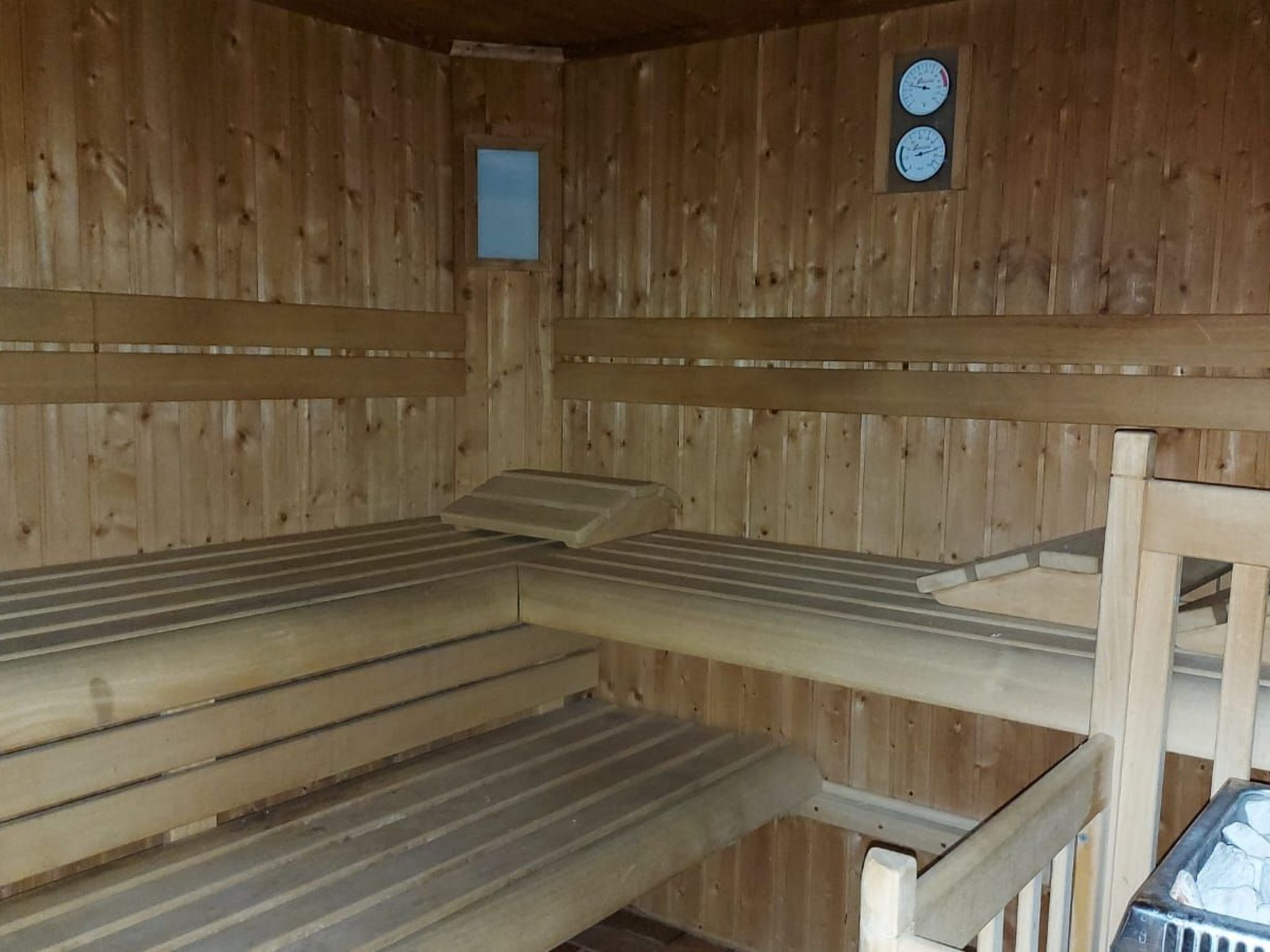 Große Wohnung in Gleislhof mit Möbliertem Balkon-Binnen