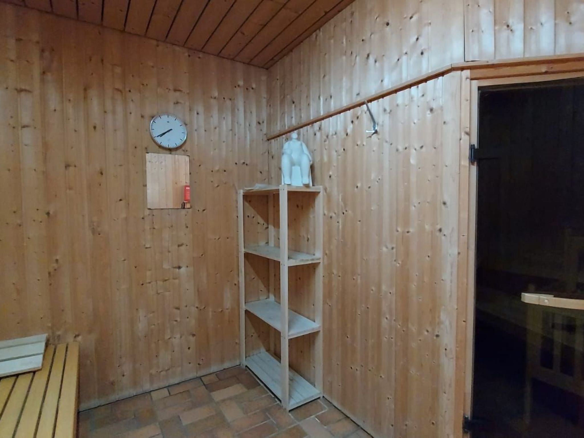 Große Wohnung in Gleislhof mit Möbliertem Balkon-Binnen