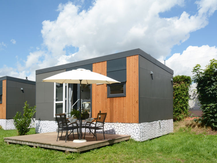 "Tiny Haus Selma", 2-kamers mobilhome 25 m2. Het objekt is geschikt voor 2 volwassenen + 2 kinderen. Gezellig ingericht: woon-/slaapkamer met 1 divanbed (120 cm, lengte 170 cm), Sat-TV. 1 kamer met 1 ..