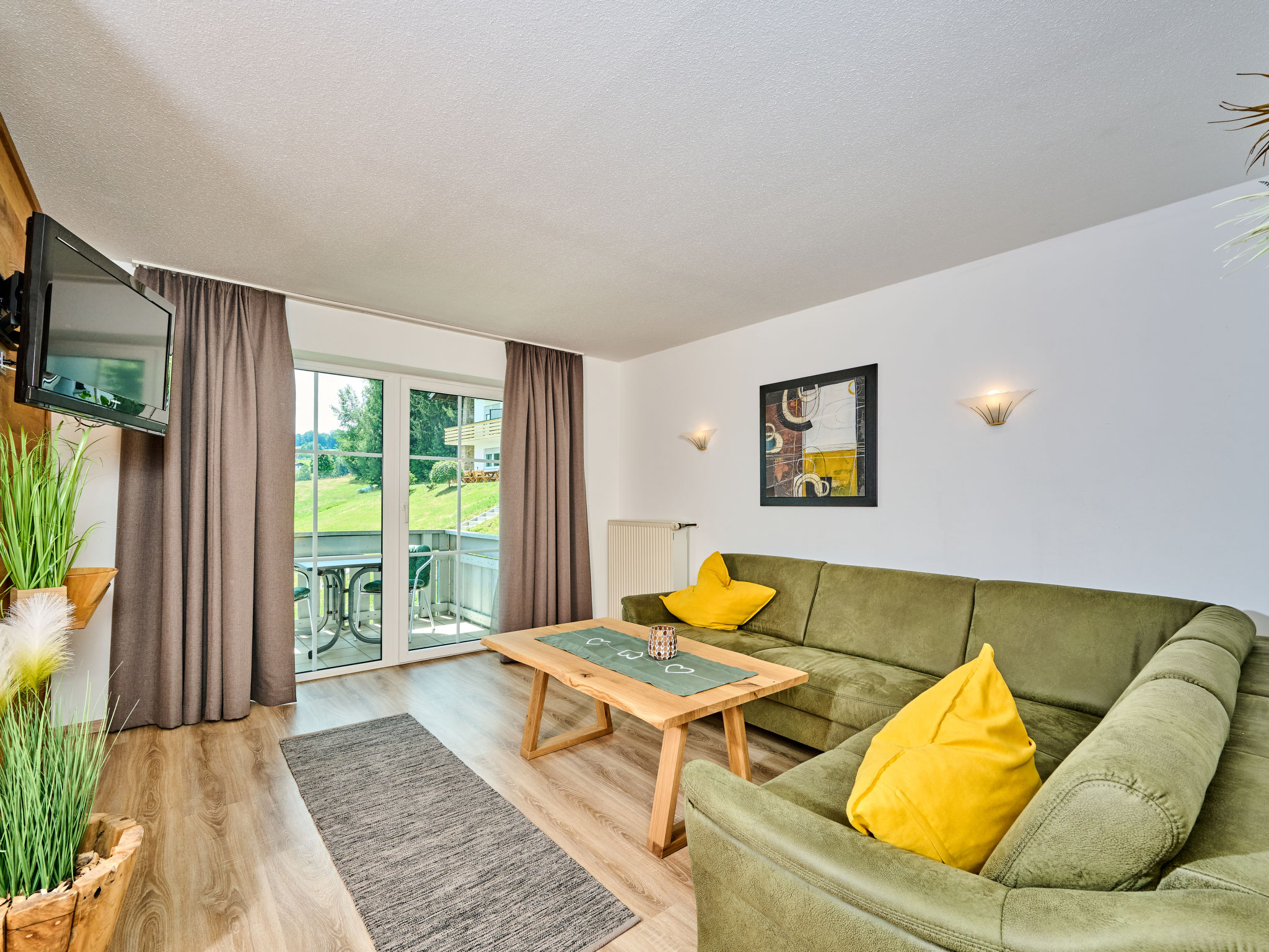 "Heckenrose", maisonette 3-kamers 70 m2 op 2 verdiepingen. Licht, gedeeltelijk gerenoveerd in 2025, smaakvol en gezellig ingericht: woonkamer met Sat-TV (Flatscreen TV). Uitgang naar het balkon. Keuke..
