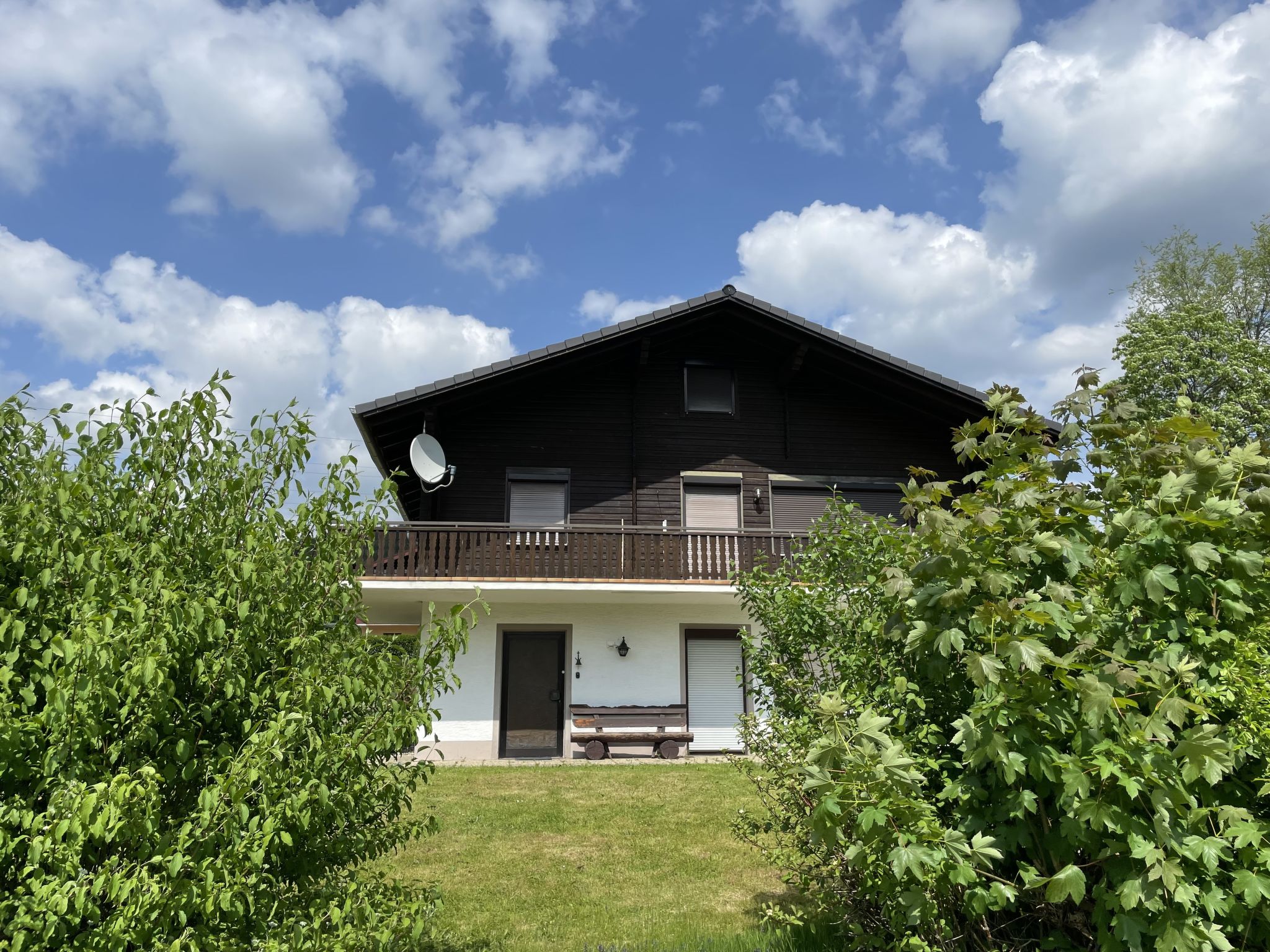 Appartement 3-kamers 75 m2, op de begane grond. Gezellig ingericht: woonkamer met Sat-TV (Flatscreen TV), CD-speler, stereo-installatie en DVD. Uitgang naar de tuin, naar het terras. 1 kamer 11 m2 met..