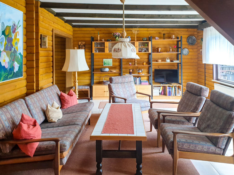 Appartement 4-kamers 100 m2 op 2 verdiepingen, op de bovenverdieping. Gezellig en met veel hout ingericht: woonkamer met Sat-TV (Flatscreen TV), stereo-installatie. Uitgang naar het balkon. 1 kamer me..