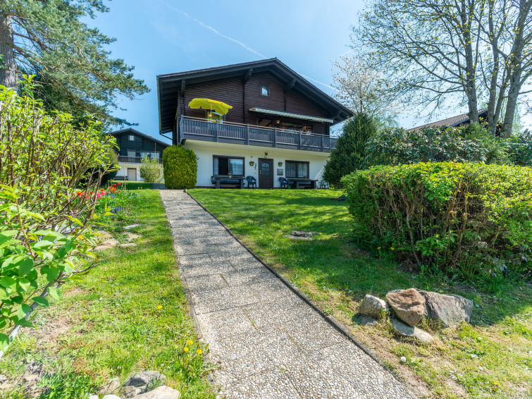Appartement 3-kamers 75 m2, op de bovenverdieping. Gezellig en met veel hout ingericht: woon-/eetkamer 35 m2 met open haard en Sat-TV (Flatscreen TV), stereo-installatie en DVD. Uitgang naar het balko..