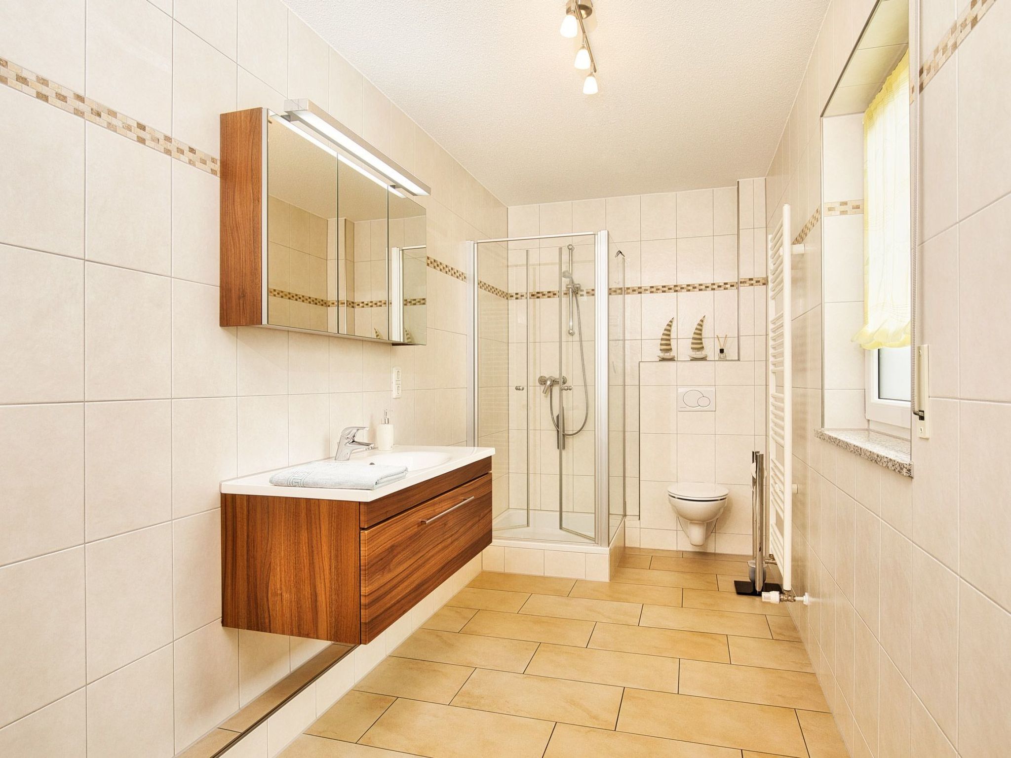 Mit Blick auf das Wasser-Inside