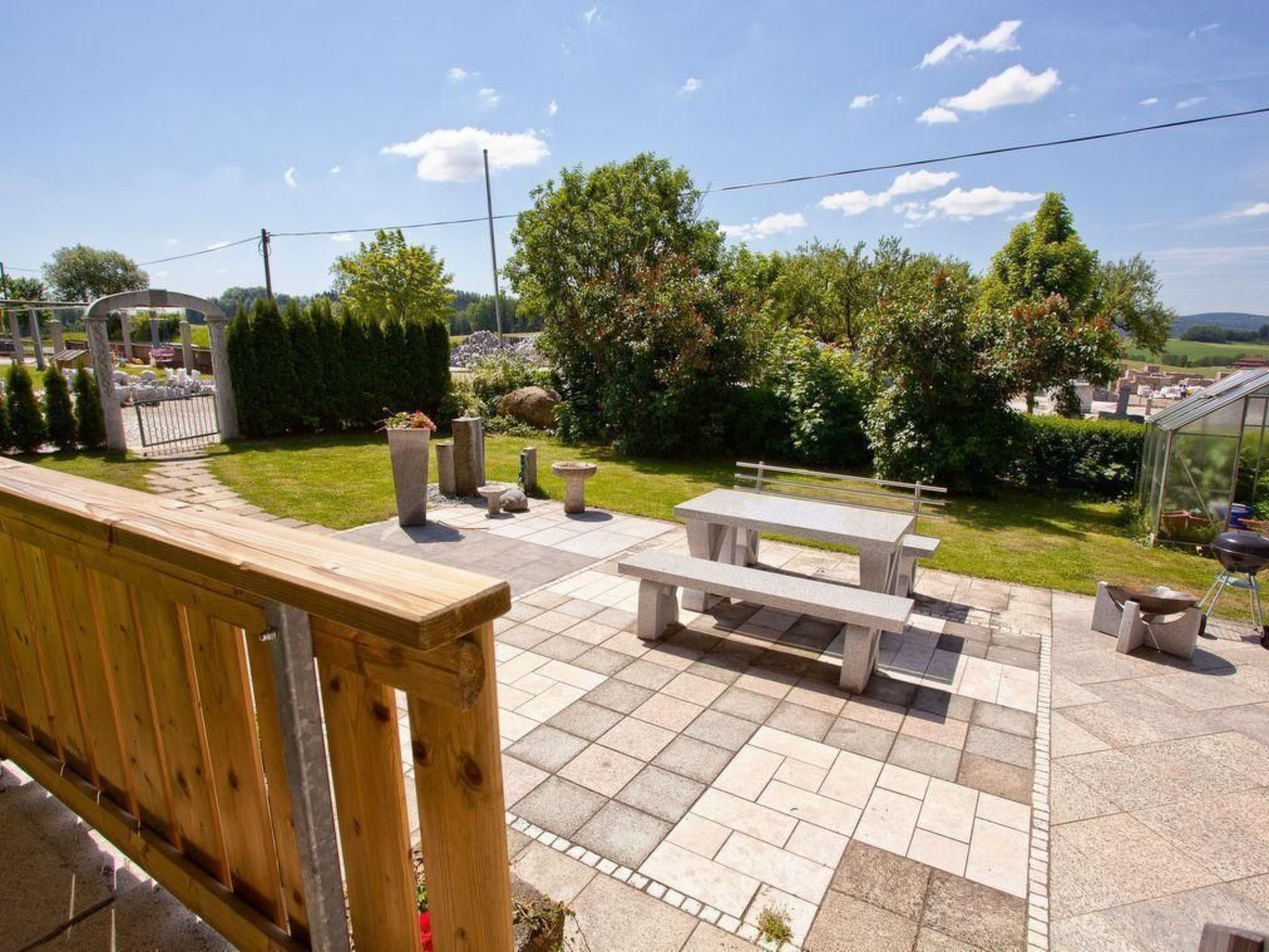 Discover our exclusive bay window flat, which, with its 100 m² of living space on the ground floor and impressive 60 m² terrace, including fire bowl and private garden access, is the ideal retreat f..