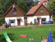 Haus mit Spielwiese