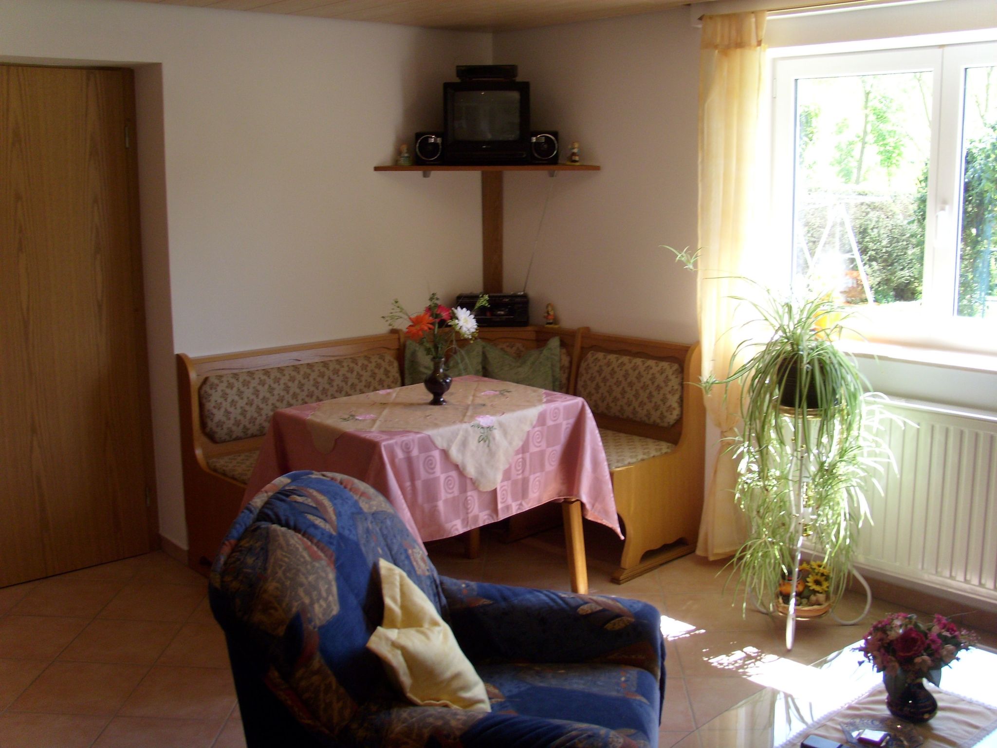 Mit Blick zur Wallfahrtskirche-Binnen