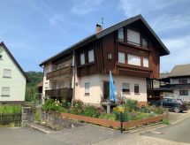 Vrijstaand vakantiehuis met zuidbalkon aan de golfbaan in Marktrodach - thumbnail 1