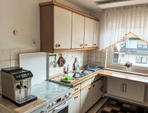 Vrijstaand vakantiehuis met zuidbalkon aan de golfbaan in Marktrodach - thumbnail 4