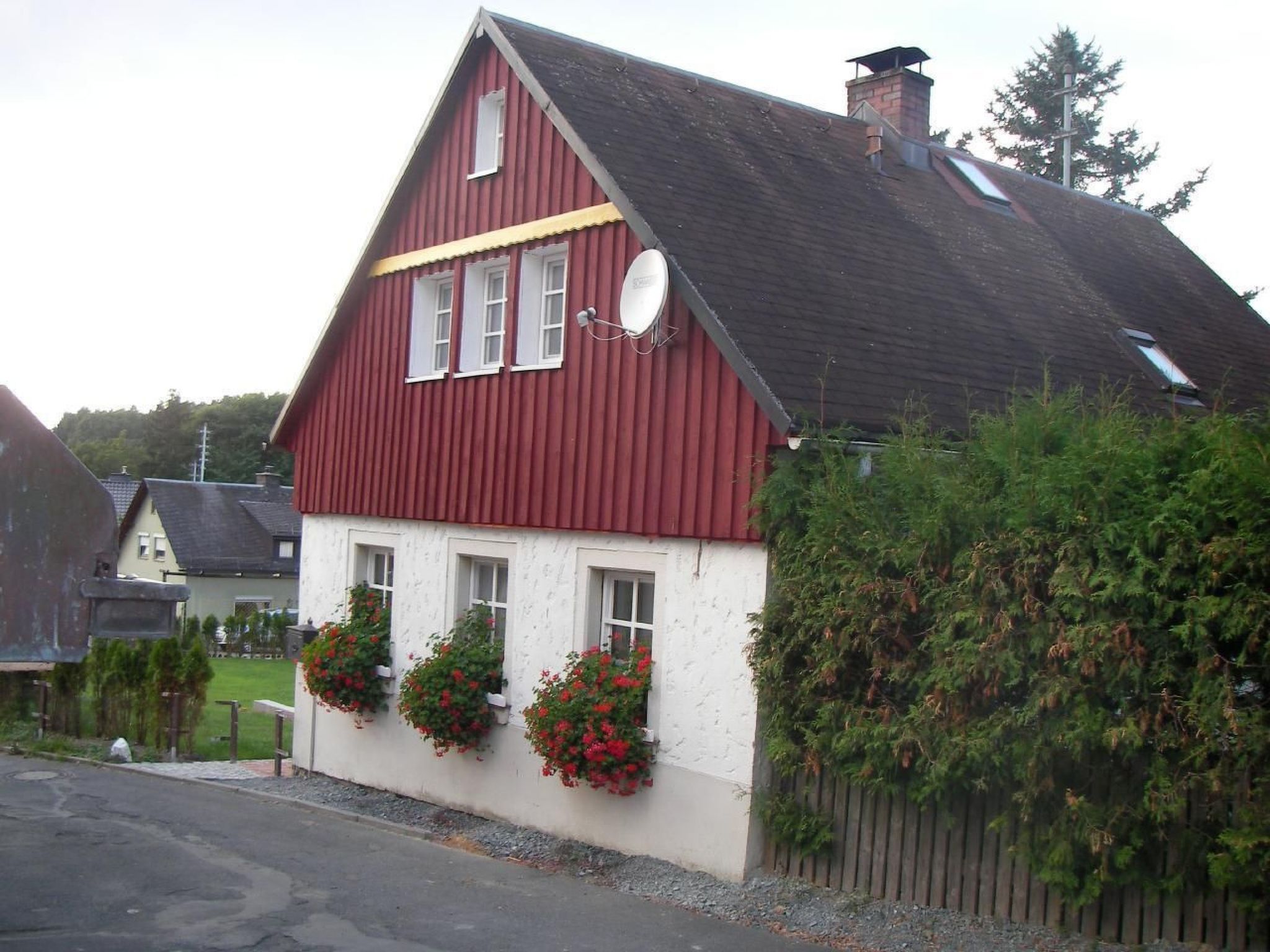 Erleben Sie unvergessliche Momente in unserem charmanten Ferienhaus "Lena", gelegen in einer idyllischen, ruhigen Ortslage umgeben von den Schwesterhäusern "Hilde" und "Hermann". Dieses außergewöhn..
