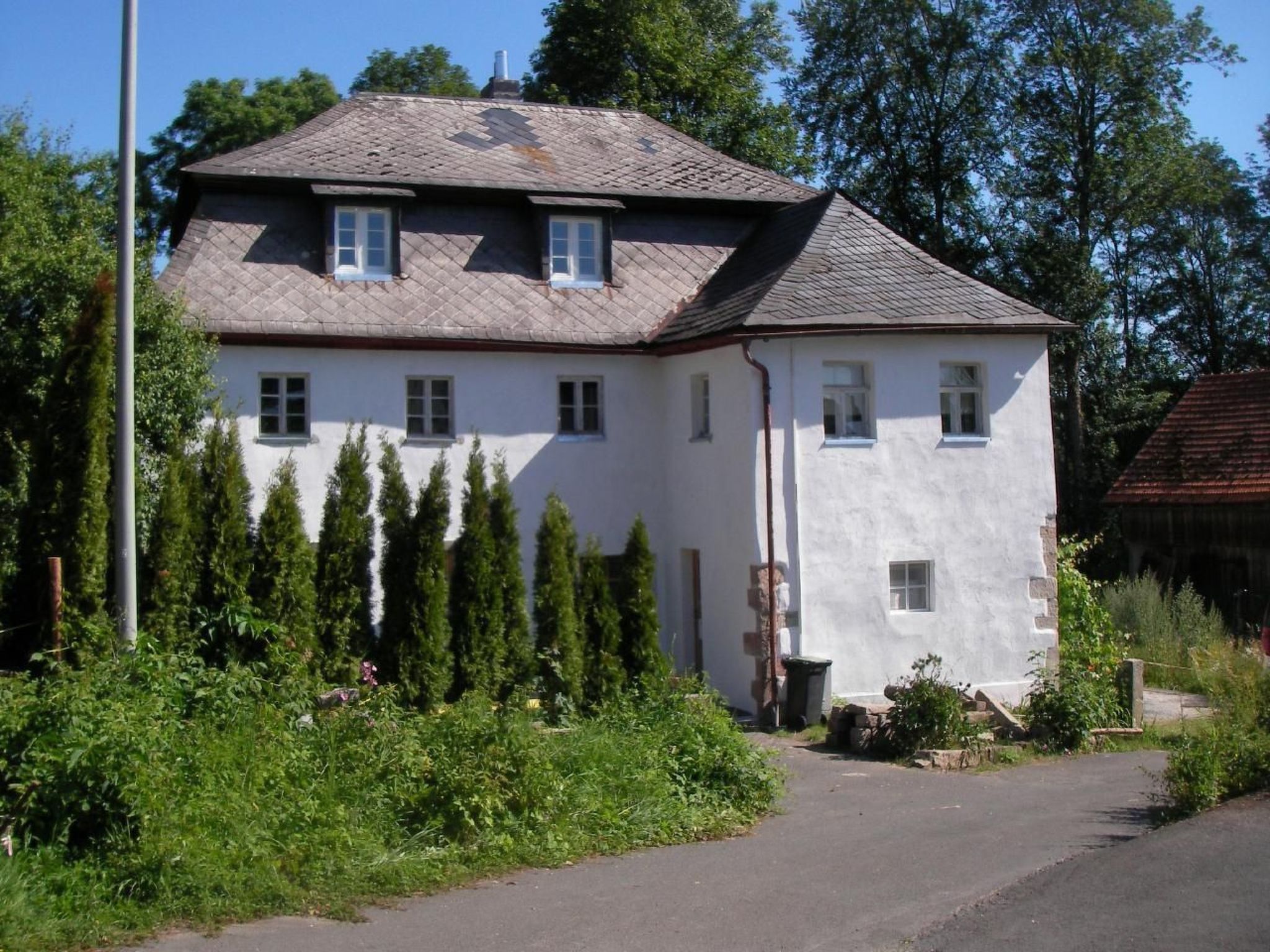 Maximaal 3 huisdieren/honden toegestaan. Welcome to the "Castle of the Wildensteins", the former country estate of the Wildenstein family in Schlopp, situated in the picturesque Franconian Forest. Exp..