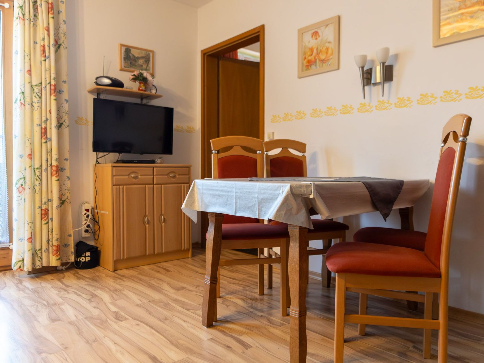 Mit zwei Schlafzimmern und Balkon-Dedans