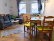 mit Balkon und zwei Schlafzimmern