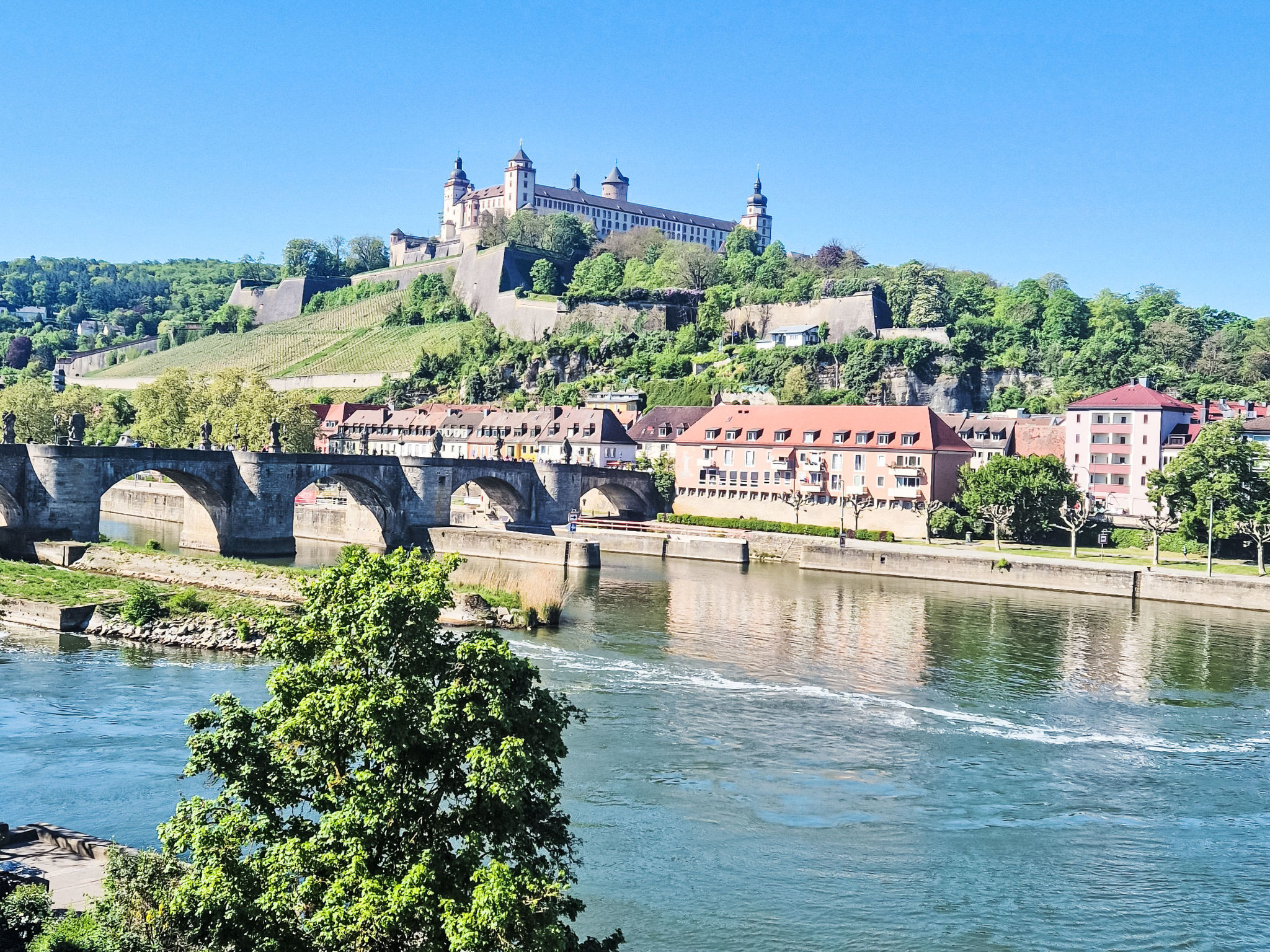 Discover the perfect holiday flat for your next stay in Würzburg, Franconia. Ideal for up to 4 people, this cosy domicile on the 3rd floor offers everything you need for a relaxing holiday. A unique ..