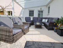 Dreibettzimmer mit Lounge-Terrasse und Garten