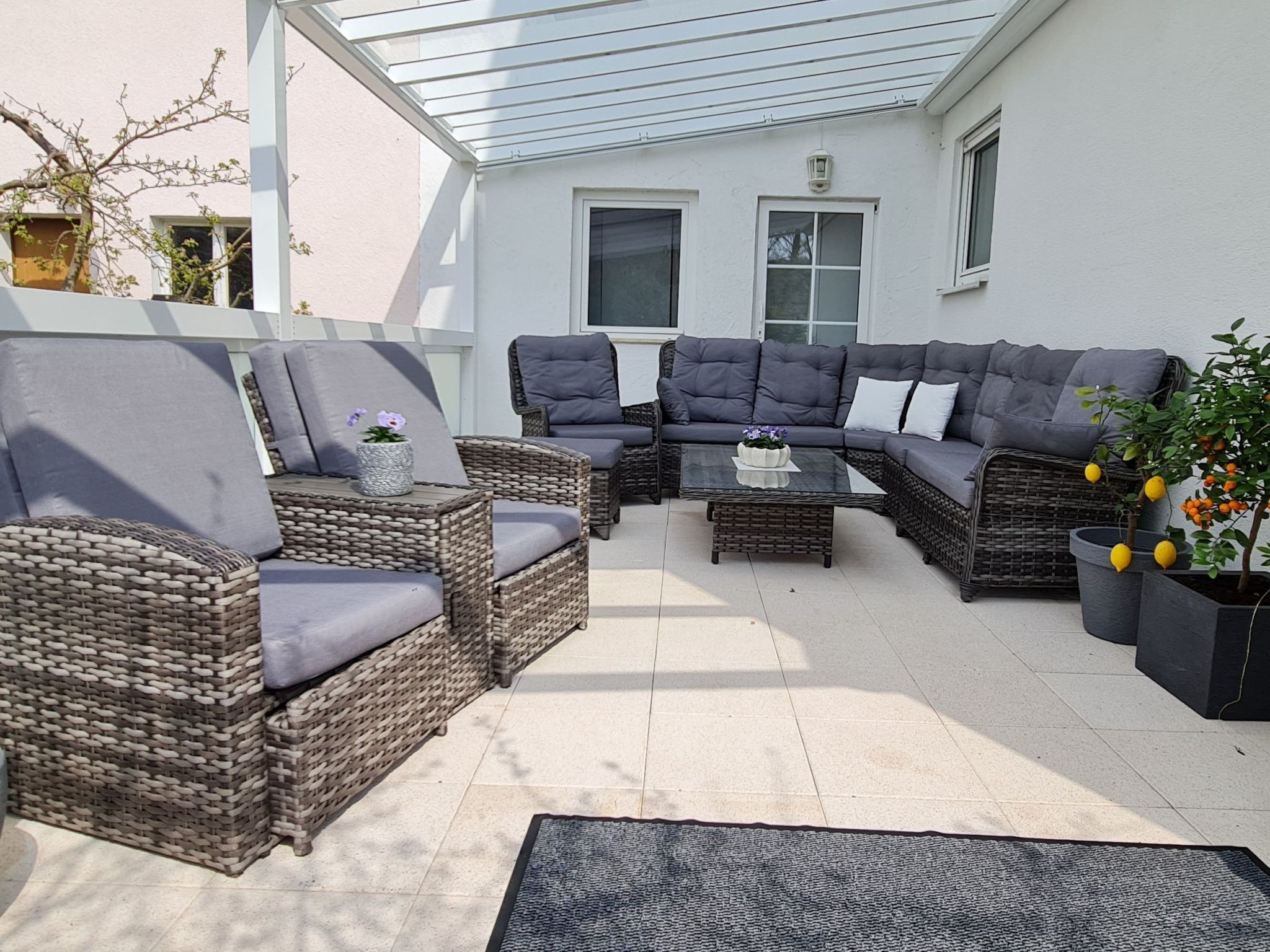 Dreibettzimmer mit Lounge-Terrasse und Garten