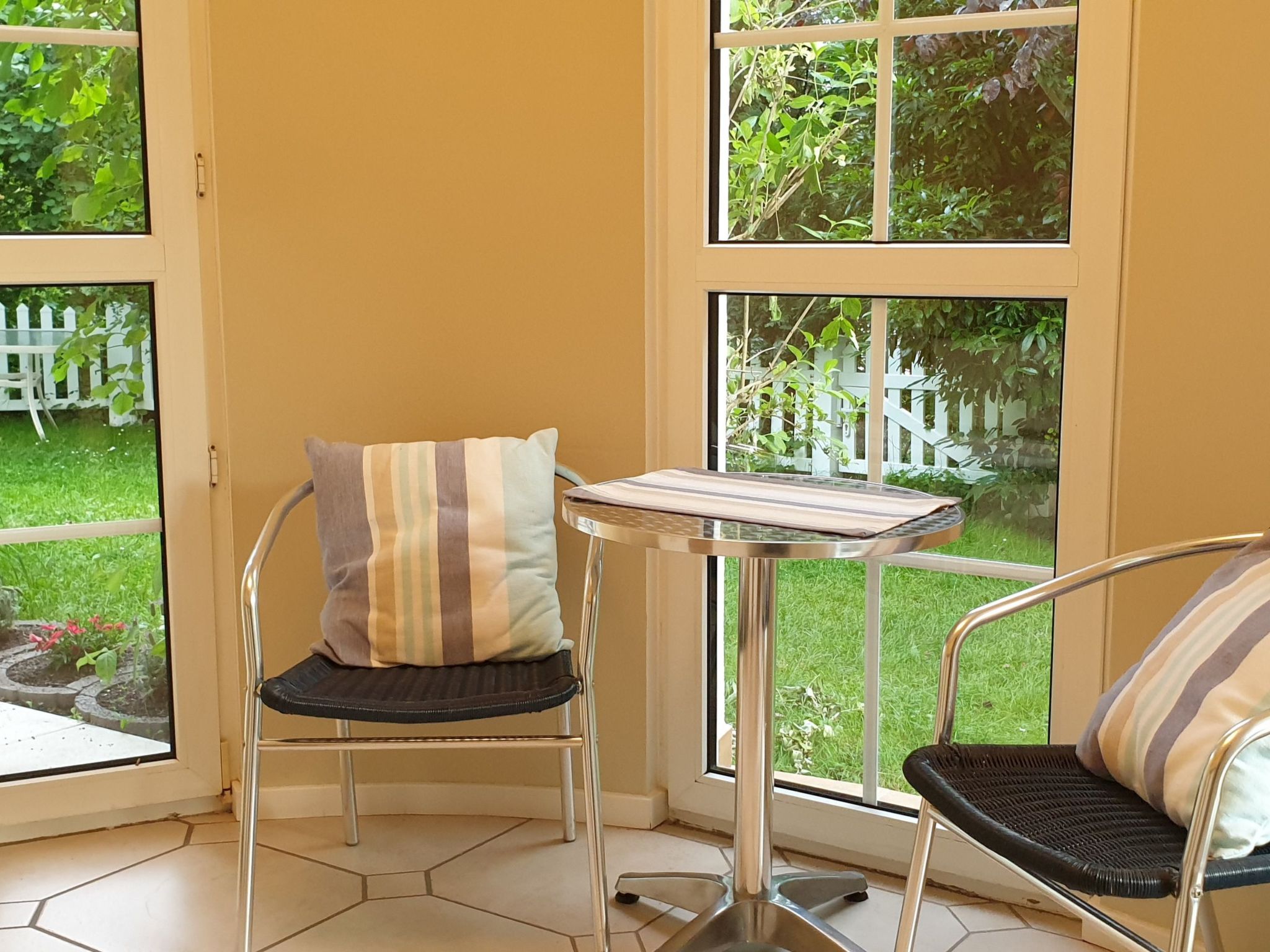 Dreibettzimmer mit Lounge-Terrasse und Garten - Inside