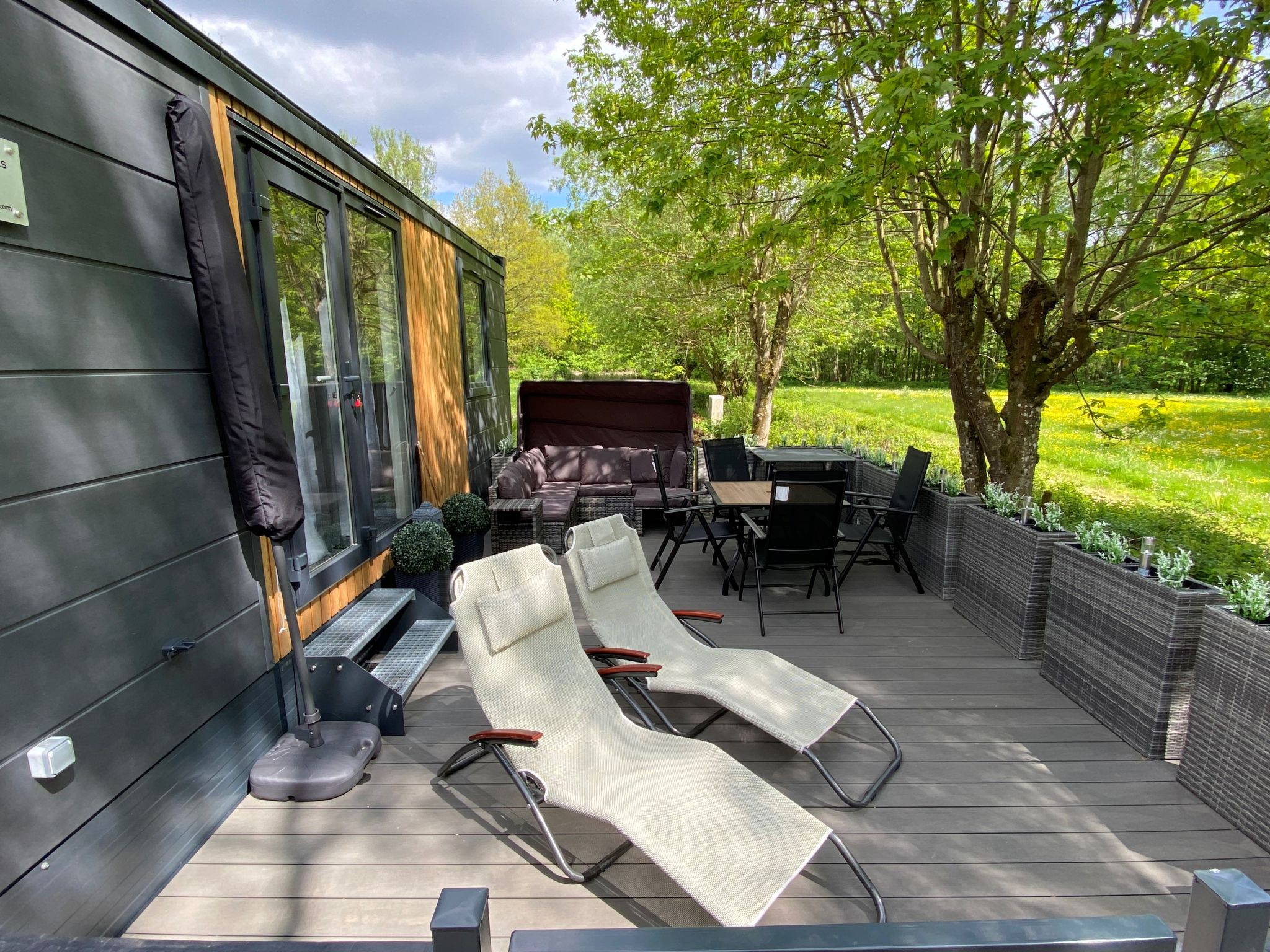 "Tiny Haus Seeblick", 3-kamers mobilhome 29 m2. Gezellig ingericht: woon-/eetkamer met eettafel en Sat-TV (Flatscreen TV). Uitgang naar het terras. 1 kamer met 1 2-pers bed (140 cm, lengte 200 cm). 1 ..