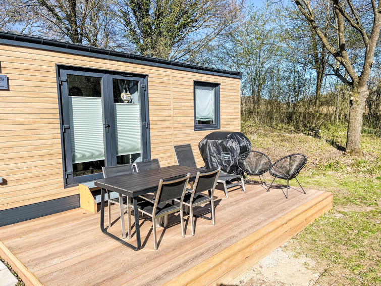 "Tiny Haus Tiny Moments", 3-kamers mobilhome 31 m2. Gezellig ingericht: woon-/eetkamer met 1 divanbed, eettafel en Sat-TV (Flatscreen TV). Uitgang naar het terras. 1 kamer met 1 2-pers bed (160 cm, le..