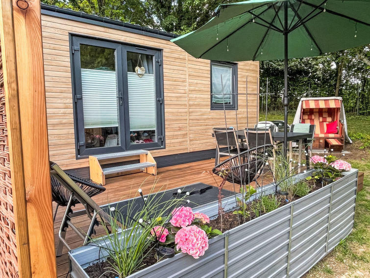 "Tiny Haus Tiny Moments", 3-kamers mobilhome 31 m2. Gezellig ingericht: woon-/eetkamer met 1 divanbed, eettafel en Sat-TV (Flatscreen TV). Uitgang naar het terras. 1 kamer met 1 2-pers bed (160 cm, le..