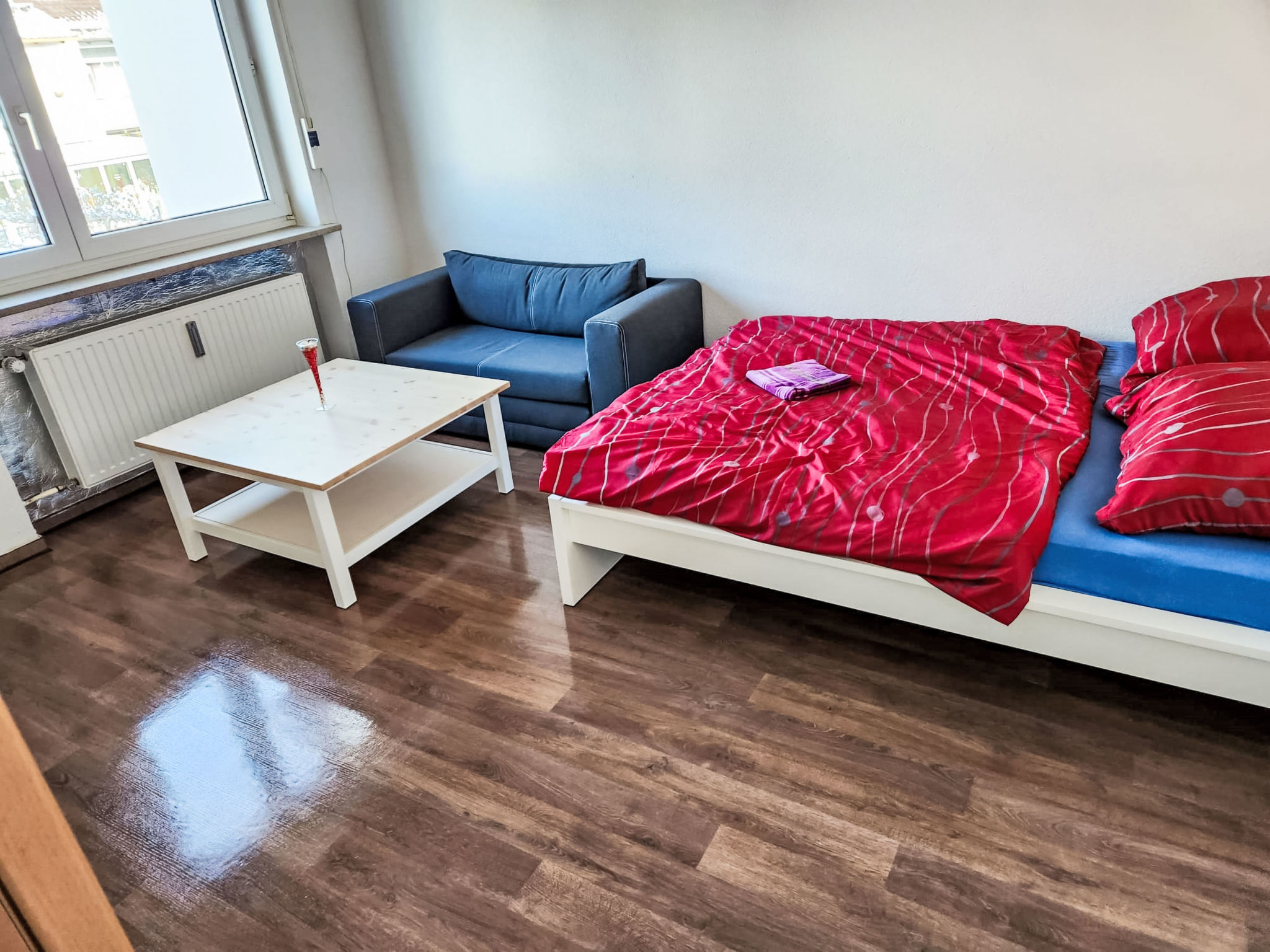 Einfache 1-Zimmer Wohnung — Living Room (1 of 7)