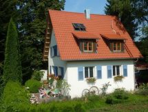 Haus mit  freier Fahrradnutzung und kleinem Boot