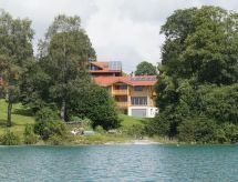 Landgut mit Blick auf das Wasser