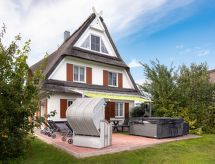 mit Garten und Whirlpool