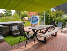mit Garten und Whirlpool